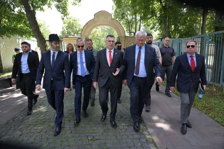 andrei-sibiga-vmeste-s-izrailskim-kollegoi-gideonom-saarom-posetili-babii-yar