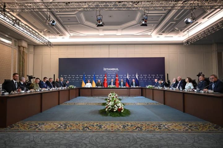 kratkosrochnie-peremiriya-obmen-plennimi-i-vozvrashchenie-tisyach-tel-pogibshikh-medinskii-rasskazal-chto-yeshche-rf-predlagala-ukraine