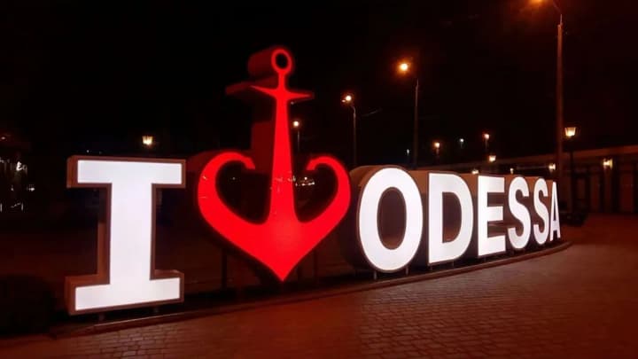 odessa-pod-massirovannoi-atakoi-dronov-v-gorode-progremeli-gromkie-vzrivi