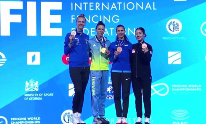 ukrainskaya-chempionka-mira-po-fekhtovaniyu-otkazalas-ot-foto-s-rossiyaninom-na-tseremonii-nagrazhdeniya