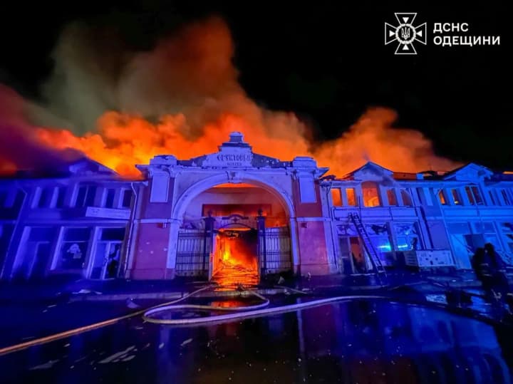 odeskyi-pryvoz-okhoplenyi-vohnem-pislia-vorozhoi-ataky