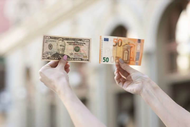 kurs-valyut-na-24-iyulya-skolko-stoit-dollar-i-yevro