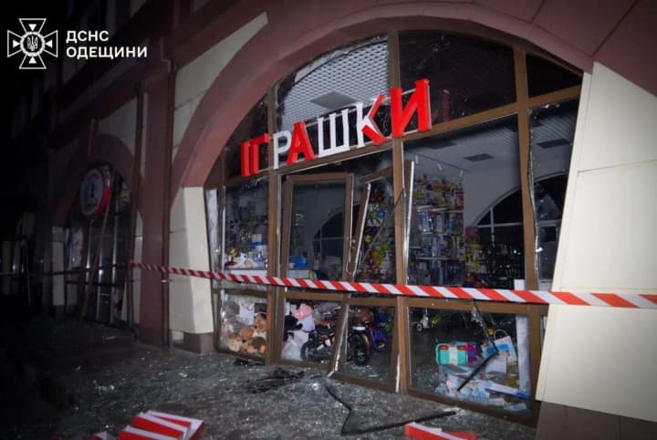 the-fire-at-odesas-pryvoz-after-russias-night-attack-has-been-extinguished-new-footage-of-the-aftermath