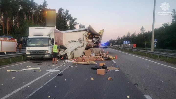accident-involving-two-trucks-on-zhytomyr-highway-traffic-impeded