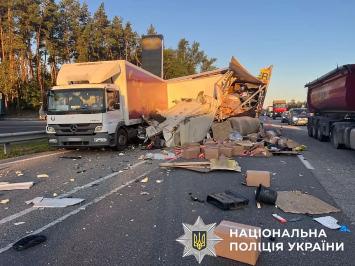 try-vantazhivky-zitknulysia-na-trasi-kyiv-chop-ye-postrazhdali-vidkryto-provadzhennia