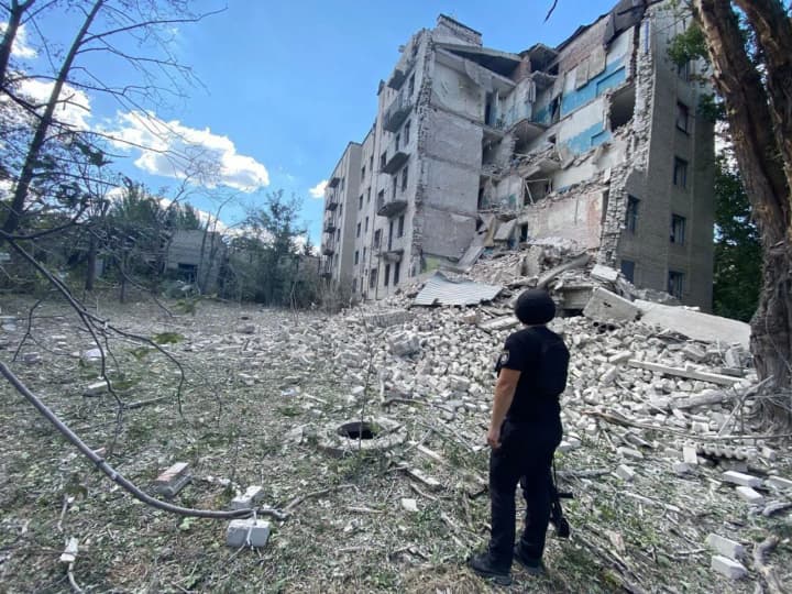 rosiiski-aviabomby-ta-artyleriia-vbyly-dvokh-zhinok-u-kostiantynivtsi-shche-14-liudei-poraneni