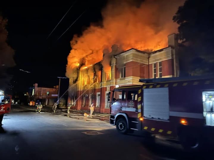 masovanyi-udar-rf-po-odesi-z-pid-zavaliv-deblokuvaly-tilo-zahybloho-cholovika