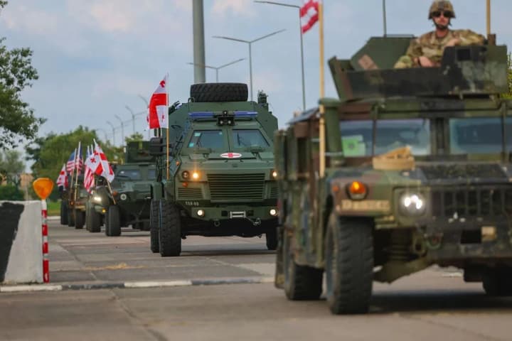 u-hruzii-tryvaiut-bahatonatsionalni-navchannia-nato-hruzynsku-ta-amerykansku-viiskovu-tekhniku-perekynuly-na-bazu-vaziani