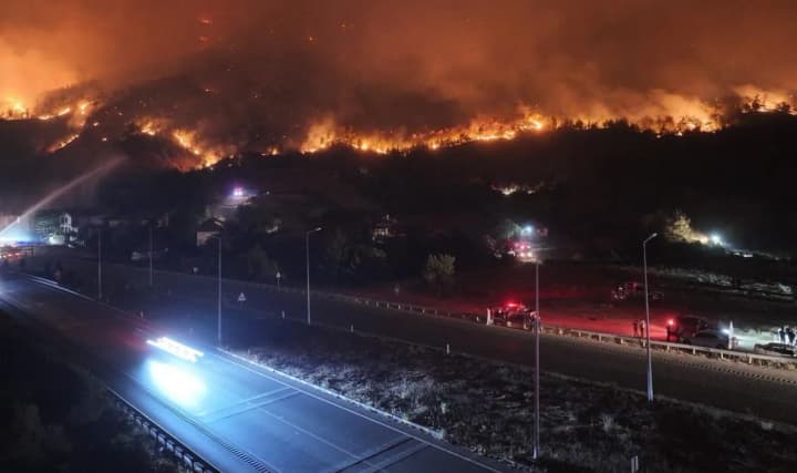 forest-fires-engulfed-turkey-at-least-13-people-died-bursa-ankara-highway-blocked