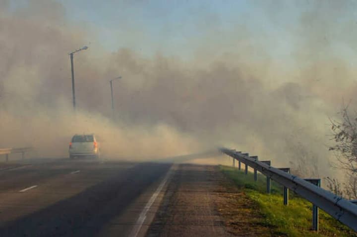 masshtabna-pozhezha-okhopyla-krym-cherez-dtp-zablokovano-trasu-yevpatoriia-simferopol