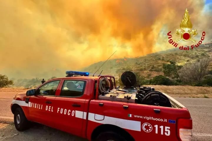 lisova-pozhezha-na-sardynii-zmusyla-desiatky-liudei-tikaty-z-pliazhu-na-chovnakh