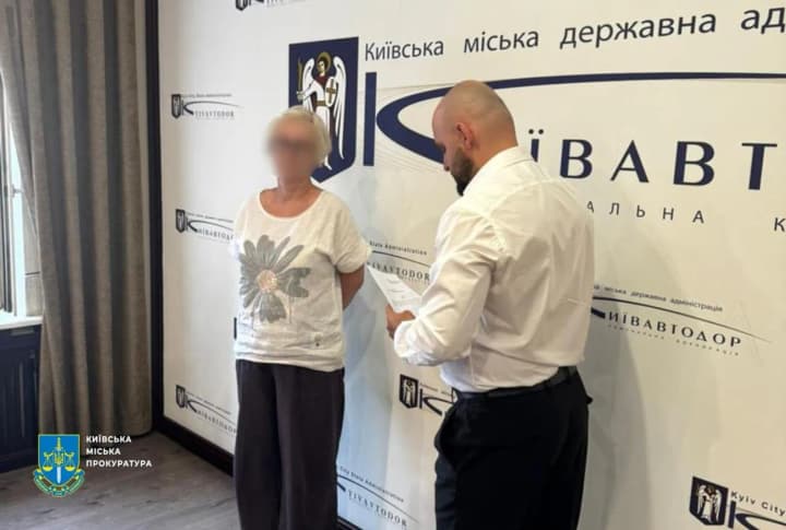 pereplatyly-ponad-900-tys-hrn-za-pisok-dlia-mostu-metro-posadovytsi-kyivavtodoru-vruchyly-pidozru