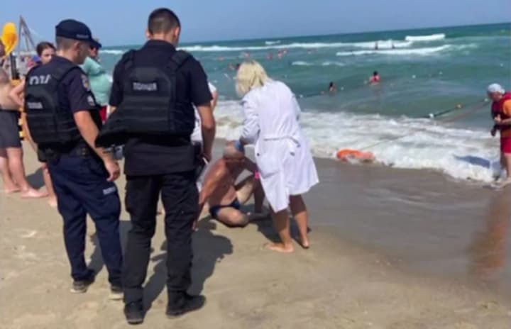 na-odeshchyni-vidpochyvalnyky-masovo-nekhtuiut-poperedzhenniamy-pro-zaboronu-kupannia-vlada-vystupyla-z-zaklykom