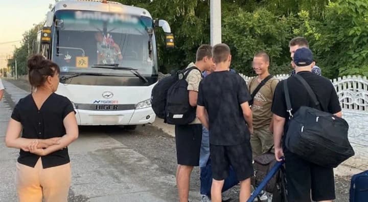russians-took-ukrainian-schoolchildren-to-st-petersburg-for-a-parade-that-was-canceled