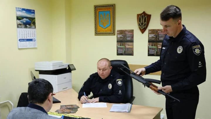 kievlyane-zadeklarirovali-bolee-1000-yedinits-oruzhiya-i-255-000-boepripasov-politsiya