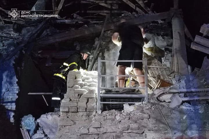 armiya-rf-ubila-22-cheloveka-sredi-zhertv-beremennaya-zhenshchina-zelenskii-otreagiroval-na-nochnuyu-rossiiskuyu-ataku-i-ukazal-na-vazhnost-zayavleniya-trampa