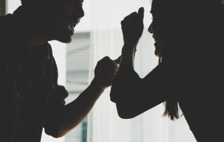 udaril-rukoi-po-telefonu-na-kievshchine-politsiya-provodit-proverku-po-konfliktu-mezhdu-muzhchinoi-i-zhenshchinoi-v-magazine