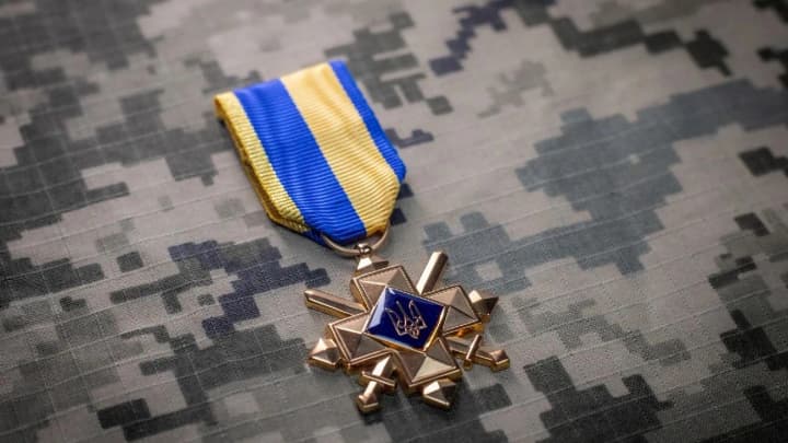 nagrada-krest-boevikh-zaslug-budet-imet-ne-tolko-simvolicheskoe-znachenie-zelenskii-podal-v-radu-zakonoproekt