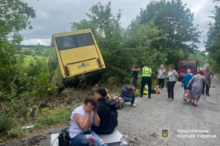 bus-with-passengers-went-into-a-ditch-in-vinnytsia-region-five-people-injured