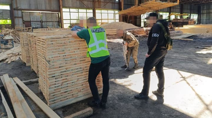 23-miliony-zbytkiv-i-kontrabanda-derevyny-na-zhytomyrshchyni-oholosyly-pidozry-posadovtsiam-prokuratura
