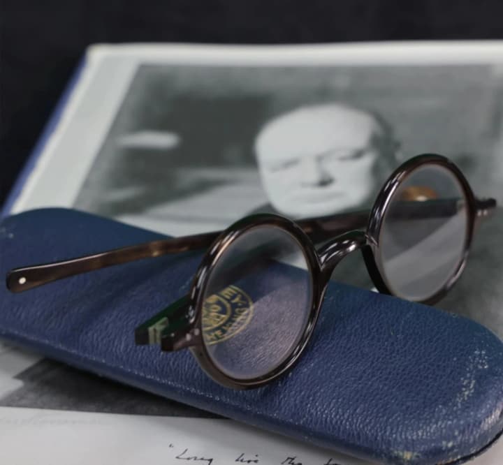 v-britanii-prodayut-ochki-cherchillya-za-pochti-80-tisyach-dollarov