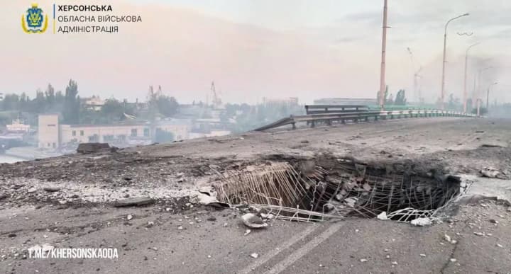 strike-on-bridge-in-kherson-logistics-complicated-residents-urged-to-evacuate-video