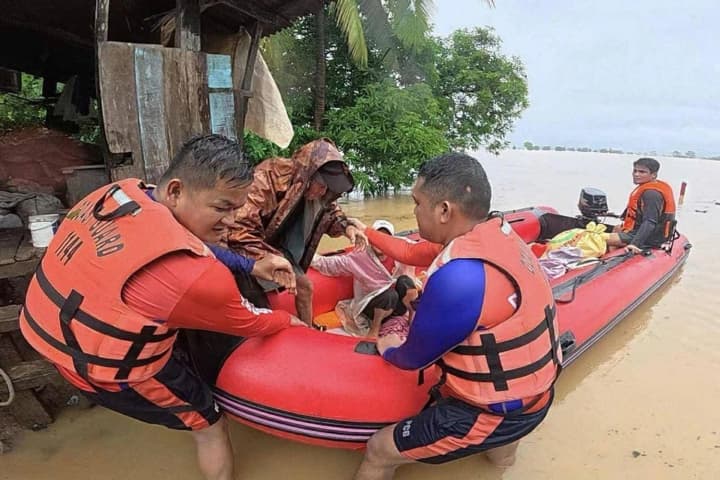 in-thailand-six-people-died-due-to-floods-and-landslides-caused-by-the-storm