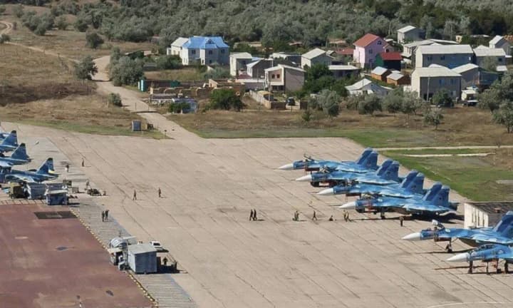 bezpilotnyky-sbu-vrazyly-5-rosiiskykh-vynyshchuvachiv-na-aerodromi-saky-odyn-litak-znyshcheno-povnistiu