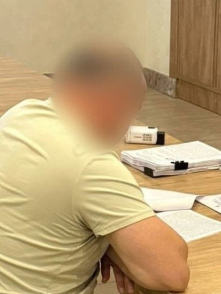 nanes-ushcherb-pochti-na-1-mln-grn-tamozhennik-v-kieve-taikom-oformil-kvadrotsikli-po-poddelnim-dokumentam