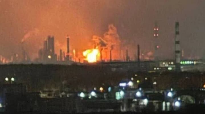 in-russia-rosnefts-oil-refinery-halted-half-of-its-capacities-gasoline-prices-rose-to-a-record-high