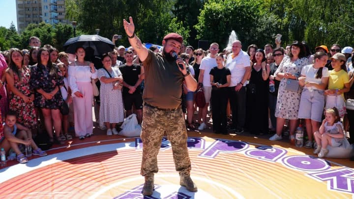 karaoke-on-maidan-in-ladyzhyn-a-charity-event-in-support-of-the-46th-separate-airmobile-assault-podilska-brigade-of-the-air-assault-forces