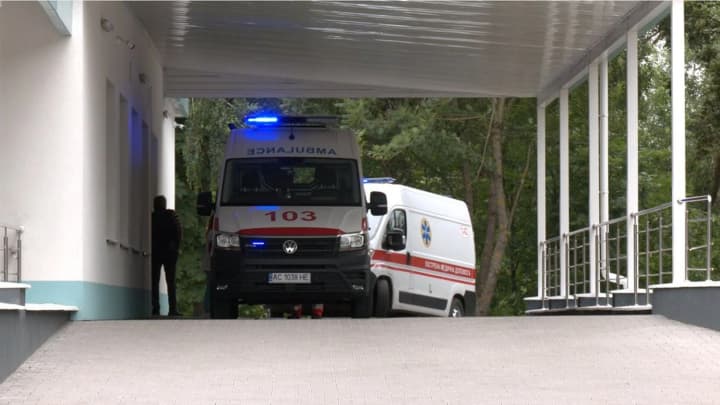 na-volini-11-letnii-malchik-sbil-2-letnyuyu-sestru-avtomobilem-devochka-pogibla