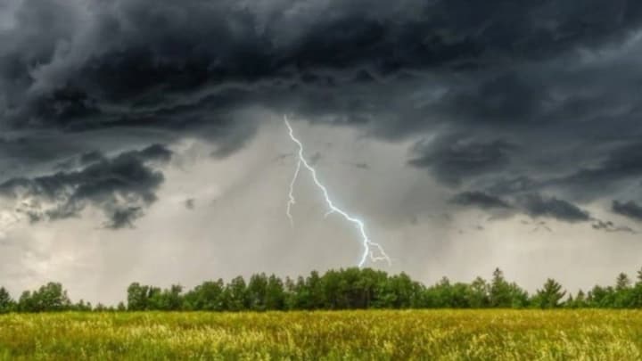 grozi-grad-i-shkvali-do-20-ms-gde-na-6-avgusta-obyavili-zheltii-uroven-opasnosti