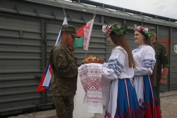 do-bilorusi-prybuv-pershyi-eshelon-viiskovykh-rf-dlia-navchan-zakhid-2025