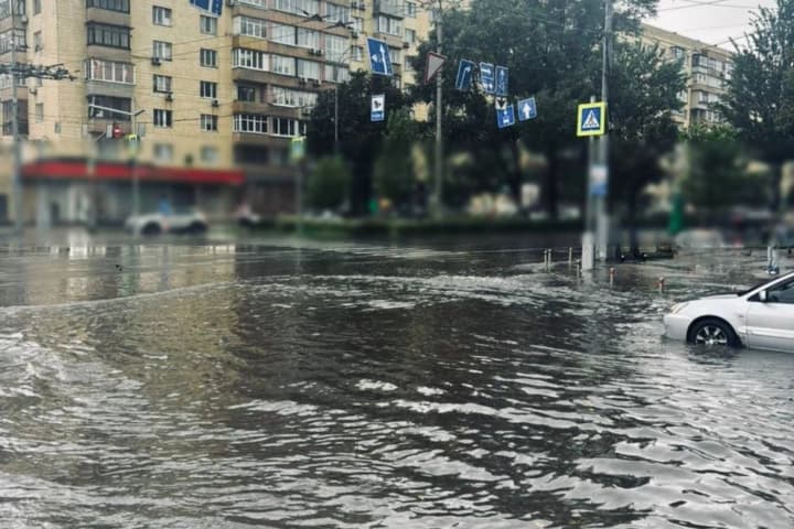 downpour-in-kyiv-half-a-months-rainfall-fell-in-the-city-center-traffic-is-difficult-in-places