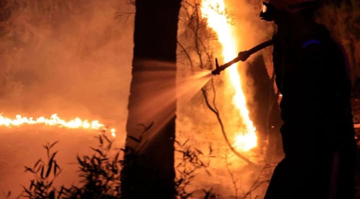 masshtabnie-pozhari-vo-frantsii-tisyachi-ostalis-bez-krova-yest-pogibshaya-i-unichtozhennie-doma