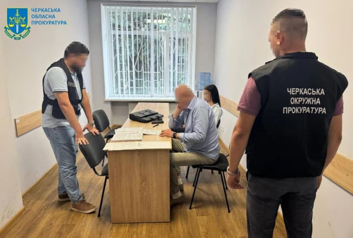 u-cherkasakh-khoreohraf-prohrala-v-kazyno-ponad-1-mln-hryven-yaki-zbyraly-na-poizdku-ditei-u-hruziiu-zhintsi-oholosyly-pro-pidozru