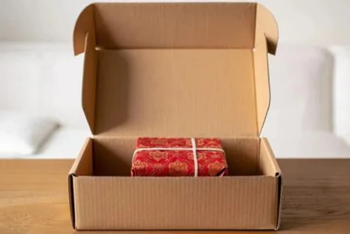 den-absurdnoi-upakovki-i-professionalnogo-spikera-chto-yeshche-otmechayut-segodnya