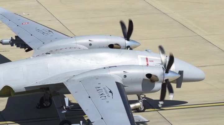 turetskii-dron-bayraktar-akinci-s-ukrainskim-dvigatelem-uspeshno-ispital-novie-boepripasi
