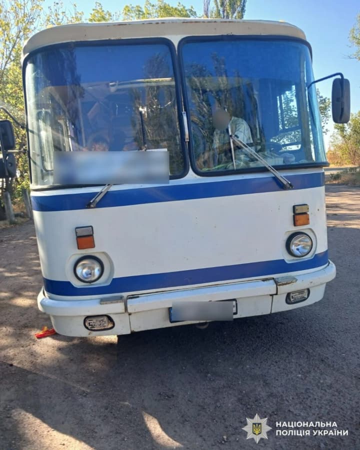 udar-rf-po-marshrutke-v-prigorode-khersona-v-patrulnoi-politsii-pokazali-pervie-minuti