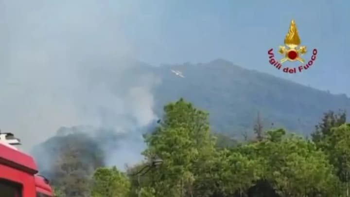 flames-visible-from-naples-fire-engulfed-vesuvius