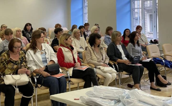 okkupanti-vivozyat-uchitelei-s-vot-na-ideologicheskie-instruktazhi-v-rossiyu