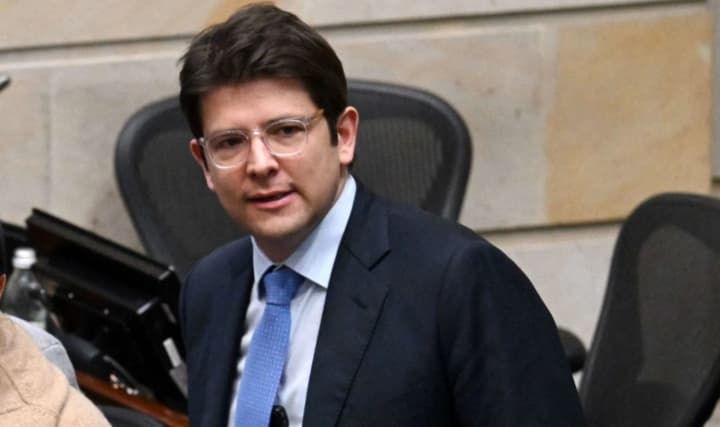 colombian-presidential-candidate-miguel-uribe-is-in-critical-condition-after-an-assassination-attempt