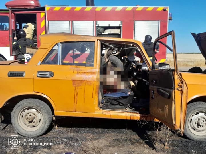 in-kherson-and-donetsk-regions-russian-drones-attacked-passenger-cars-and-an-ambulance-there-is-one-dead-and-wounded