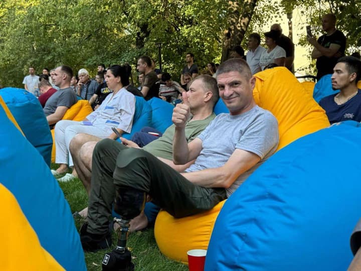 lively-conversation-warm-hugs-a-meeting-of-military-personnel-and-former-prisoners-of-war-took-place-in-kyiv-region