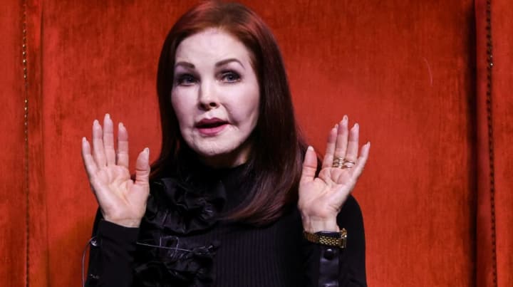 pristsyllu-presli-zvynuvatyly-u-vidkliuchenni-donky-vid-aparatu-zhyttiezabezpechennia-vdova-muzykanta-vidkynula-pozov-na-50-mln-dolariv