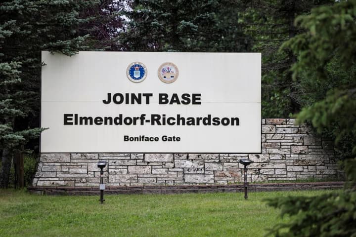 smi-pokazali-foto-voennoi-bazi-gde-zavtra-vstretyatsya-tramp-i-putin