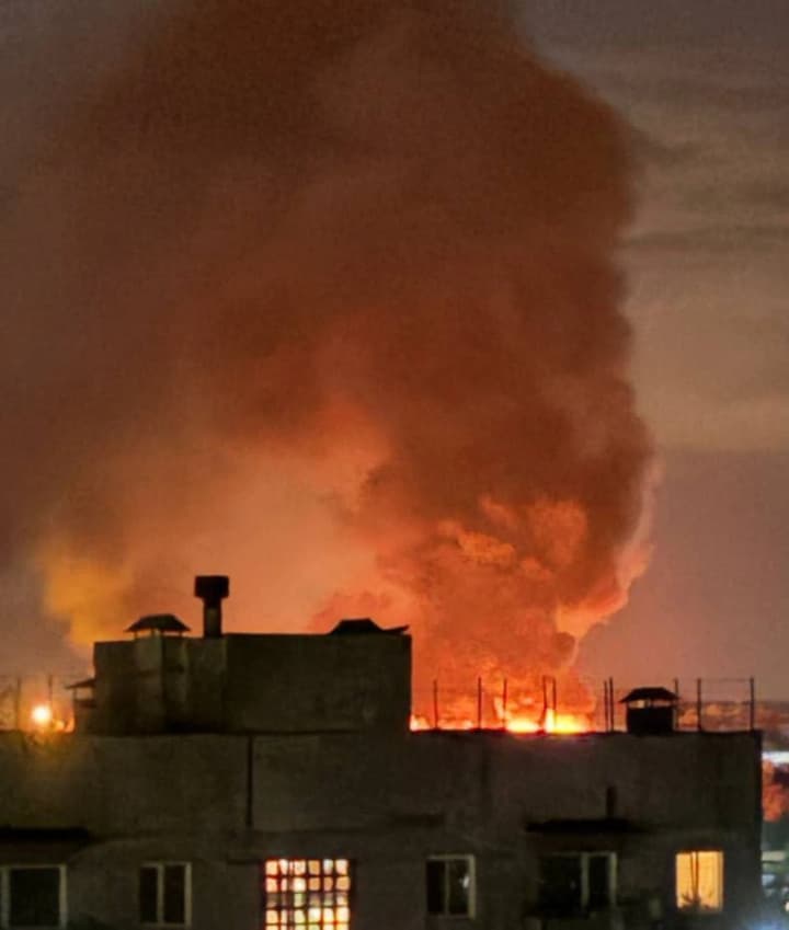 occupied-yenakiieve-in-donetsk-region-under-massive-uav-attack-video