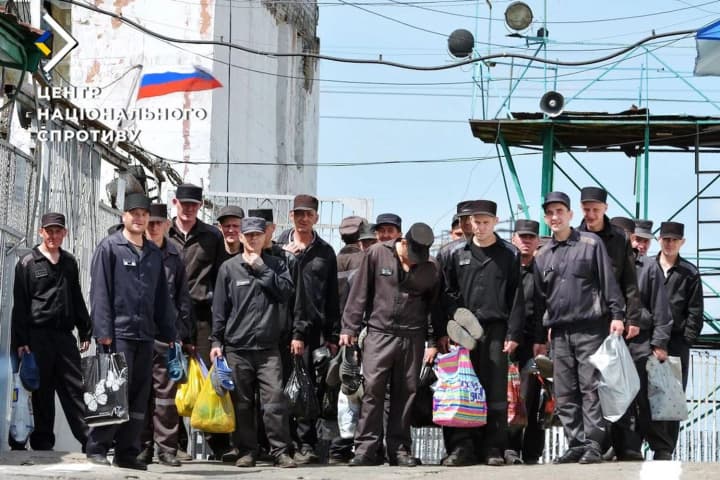 okkupanti-v-luganskoi-oblasti-gotovyat-bivshikh-zaklyuchennikh-k-voine-protiv-ukraini