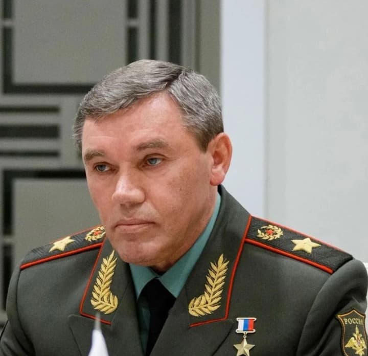 rosiia-namahatymetsia-perekonaty-ssha-v-uspikhakh-na-donechchyni-nachalnyk-rosiiskoho-henshtaba-pidhotuvav-dlia-putina-feikovu-kartu-nastupu